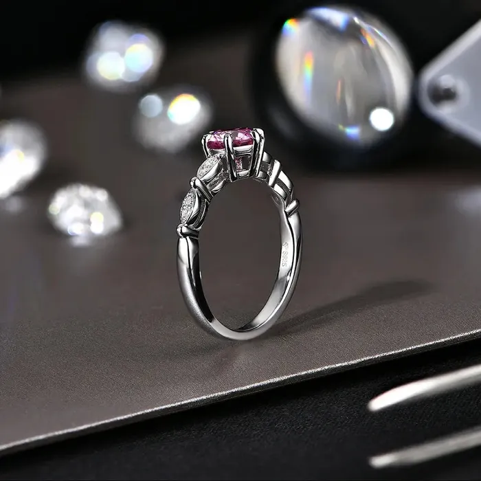 Rings Luxus Moissanite Silver or Gold 10ct Pink Moissanite Ring with Side Accent Stones